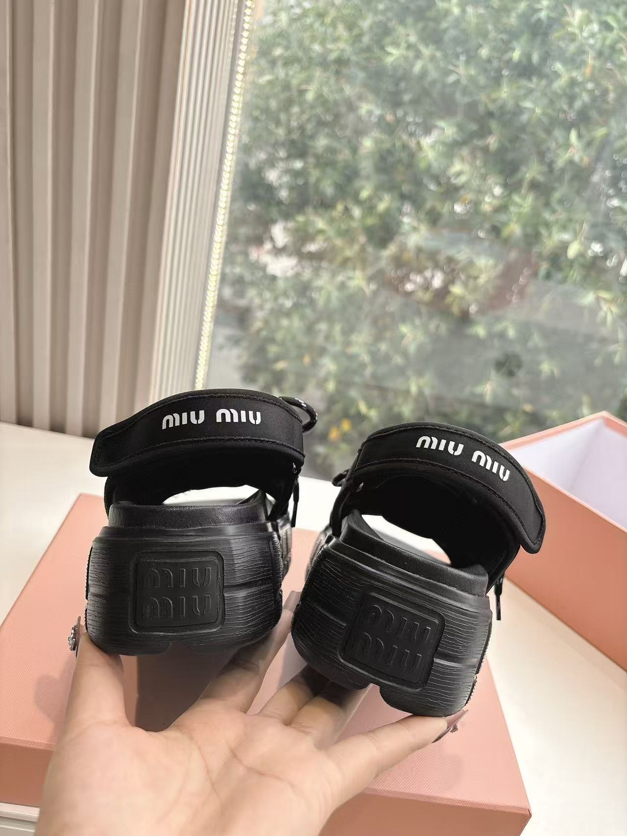 M1UM1U 高品質中空織サンダル【50％割引+送料無料】