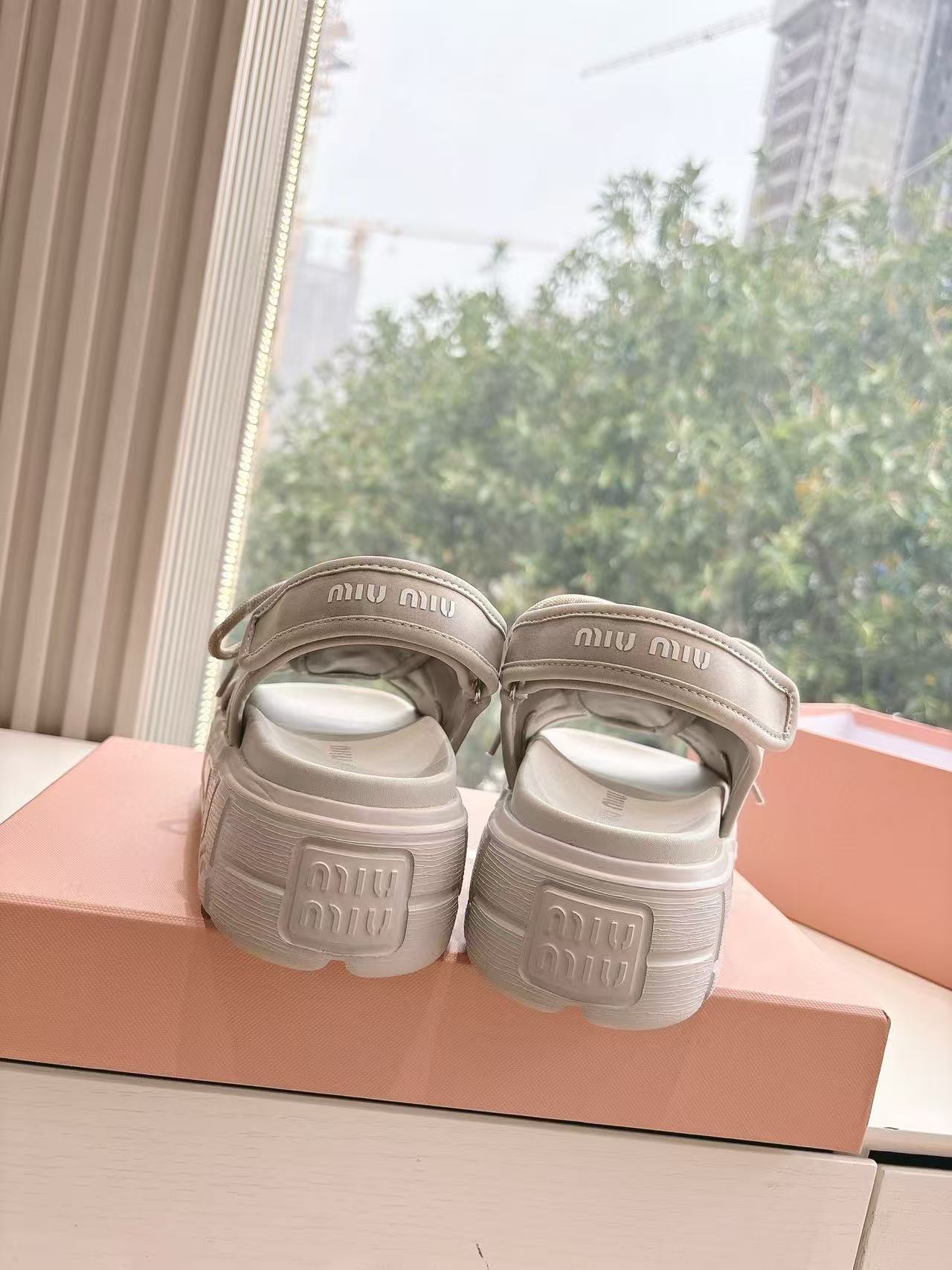 M1UM1U 高品質中空織サンダル【50％割引+送料無料】