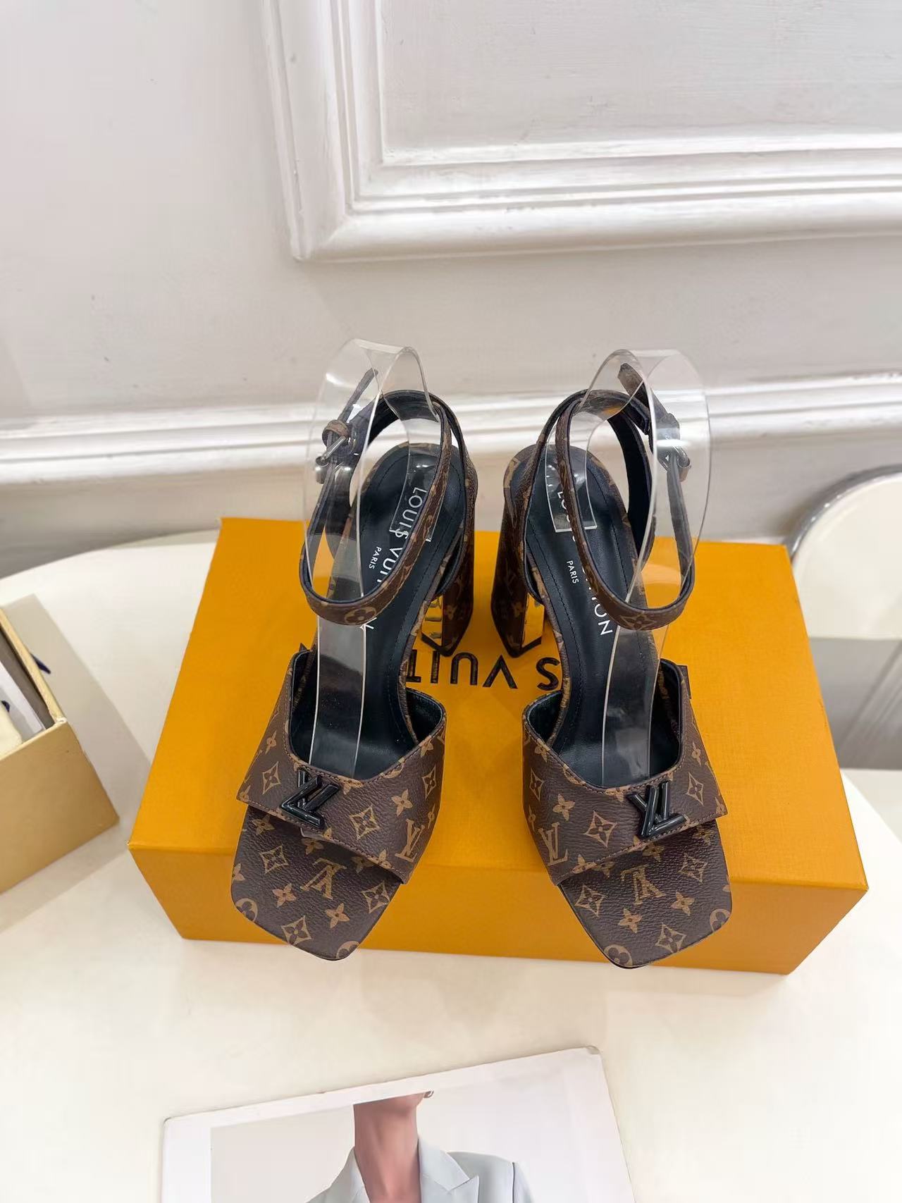 LVの高品質プリントシープスキンハイヒール【50％割引+送料無料】