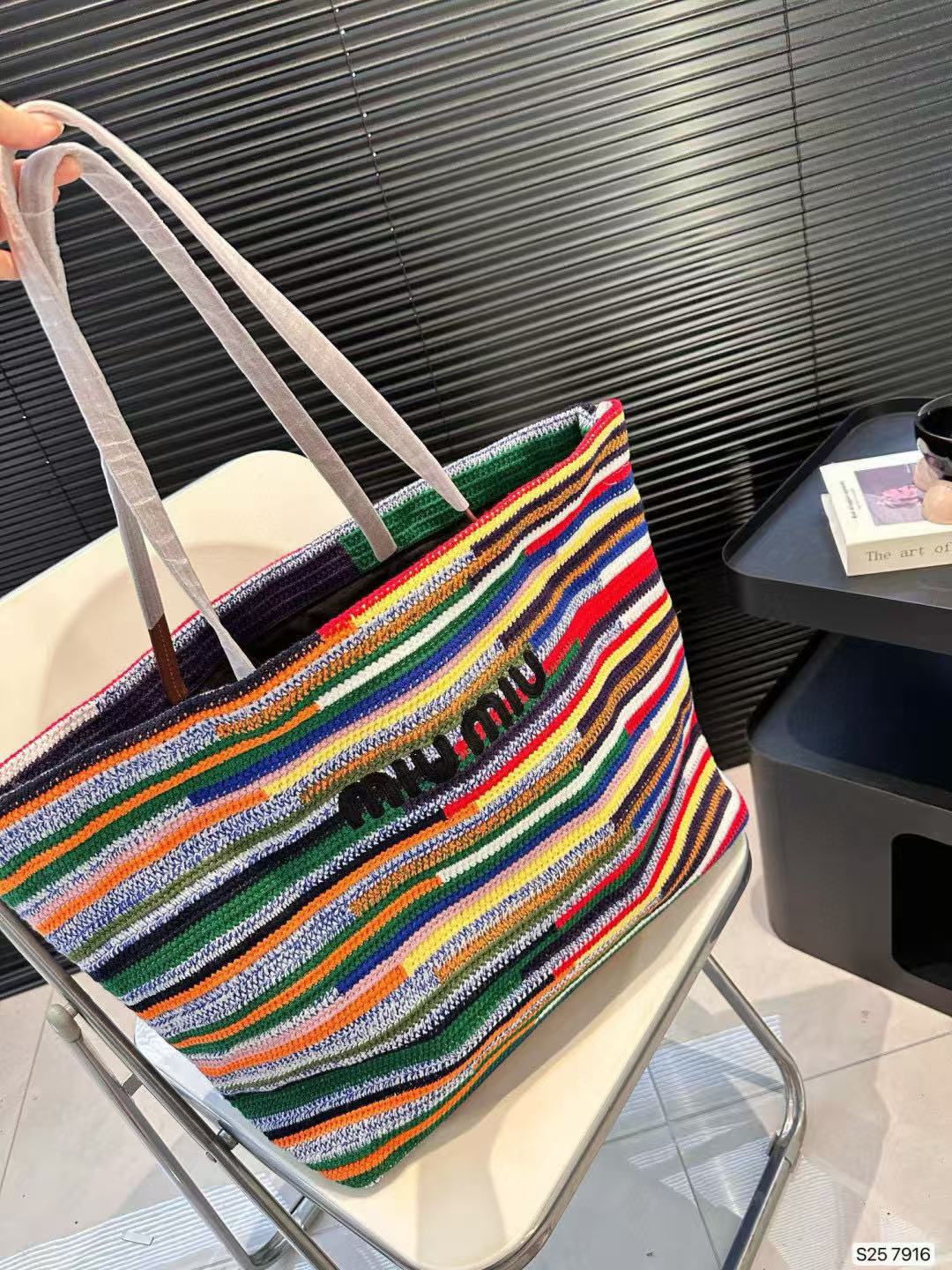 M1UM1U カラフルな織りのショッピングバッグ【 50％割引+送料無料】