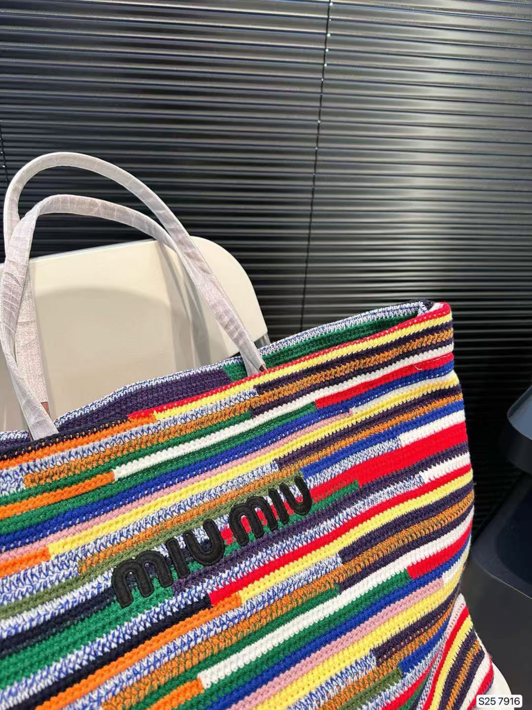 M1UM1U カラフルな織りのショッピングバッグ【 50％割引+送料無料】