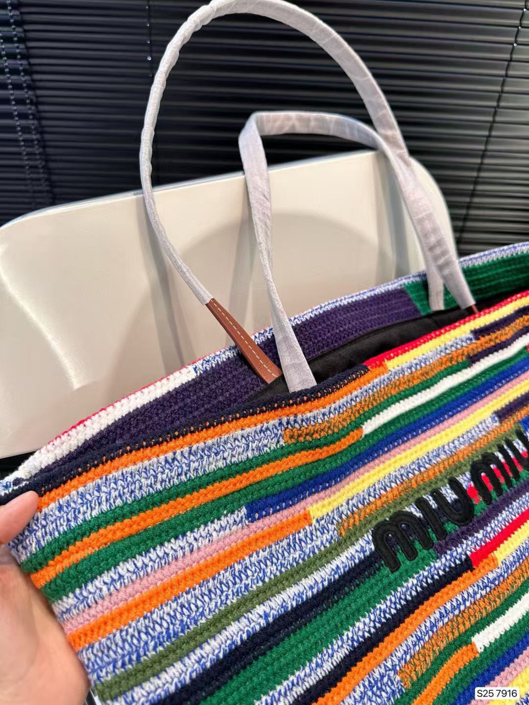 M1UM1U カラフルな織りのショッピングバッグ【 50％割引+送料無料】