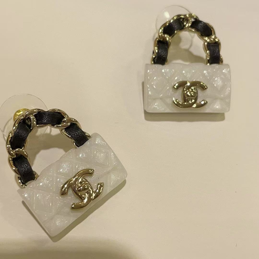 CHANE1 レザー ホワイト スタッド ピアス バッグ【 50％割引+送料無料】