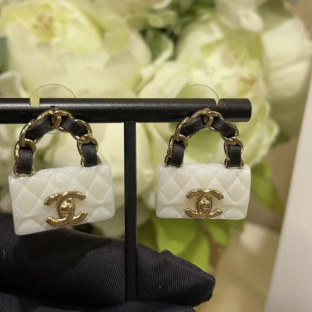 CHANE1 レザー ホワイト スタッド ピアス バッグ【 50％割引+送料無料】