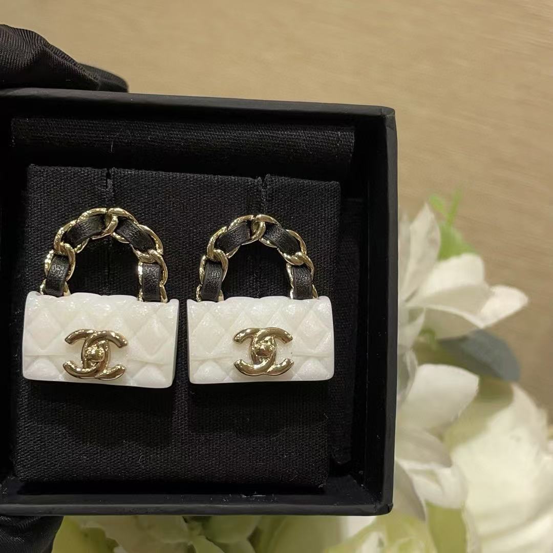 CHANE1 レザー ホワイト スタッド ピアス バッグ【 50％割引+送料無料】