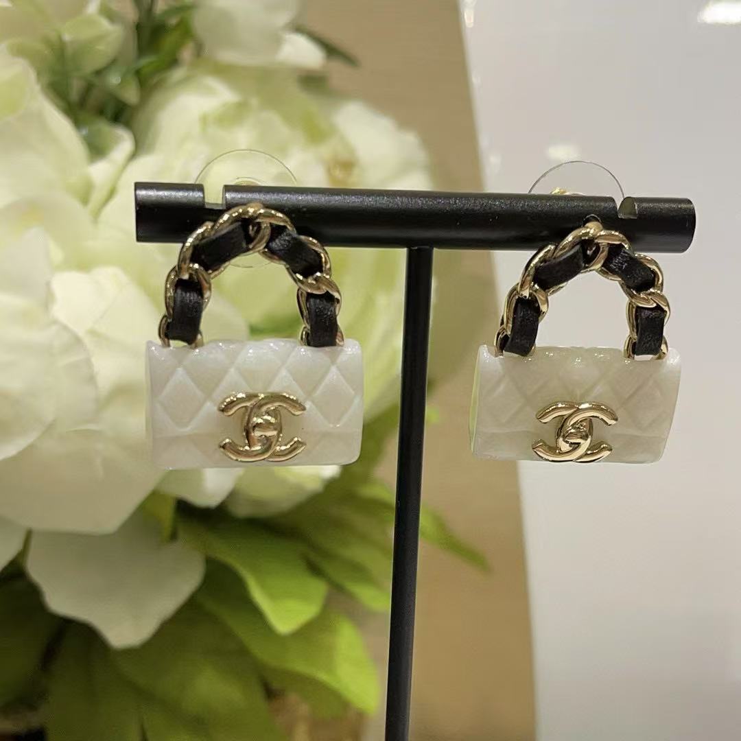 CHANE1 レザー ホワイト スタッド ピアス バッグ【 50％割引+送料無料】