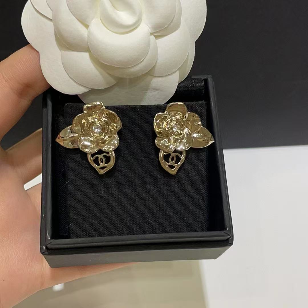CHANE1 カメリア ダブルC スタッドピアス【 50％割引+送料無料】