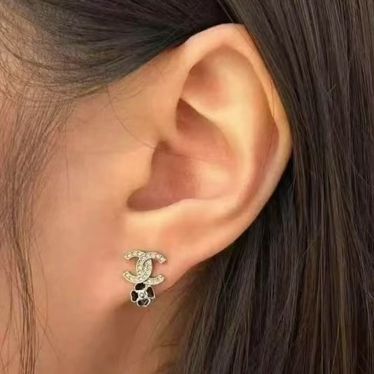 CHANE1 四つ葉のクローバー ダブルC イヤリング【 50％割引+送料無料】