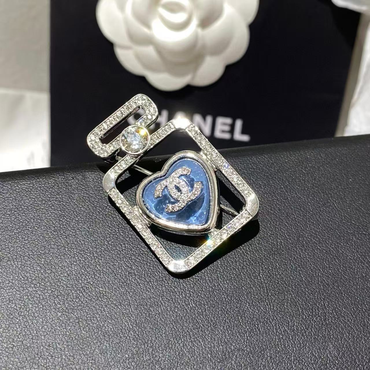 CHANE1 香水瓶 ハートブローチ【 50％割引+送料無料】