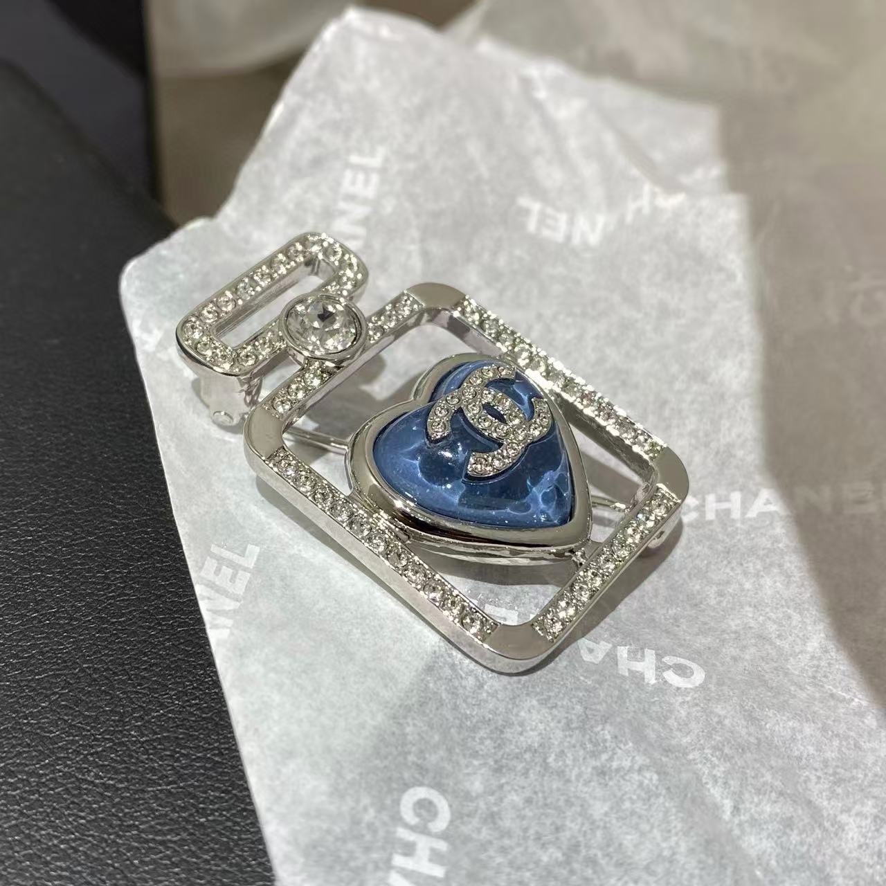 CHANE1 香水瓶 ハートブローチ【 50％割引+送料無料】