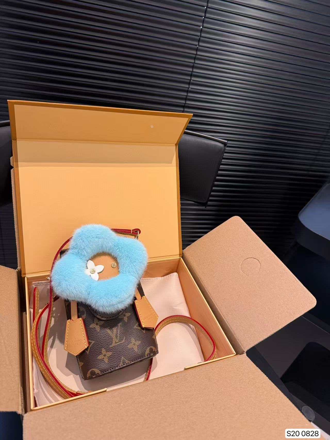 LVプリントの携帯電話バッグ【 50％割引+送料無料】