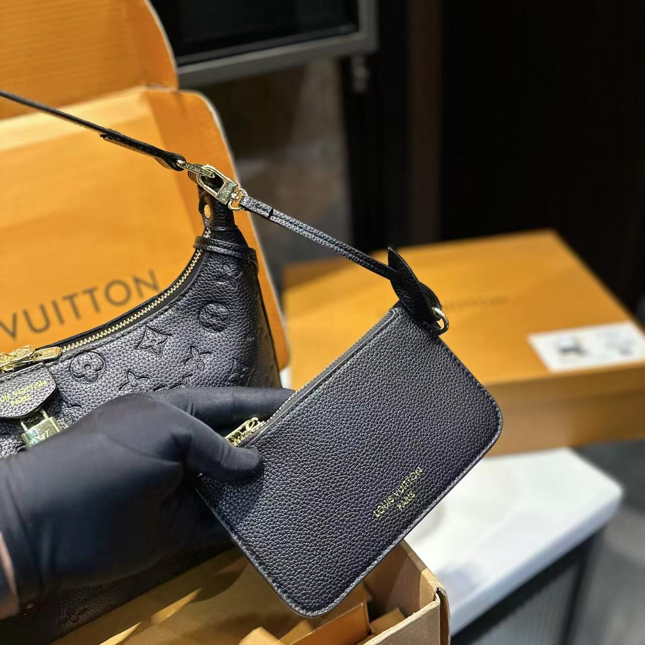 LVエンボス加工のアンダーアームバッグ【 50％割引+送料無料】