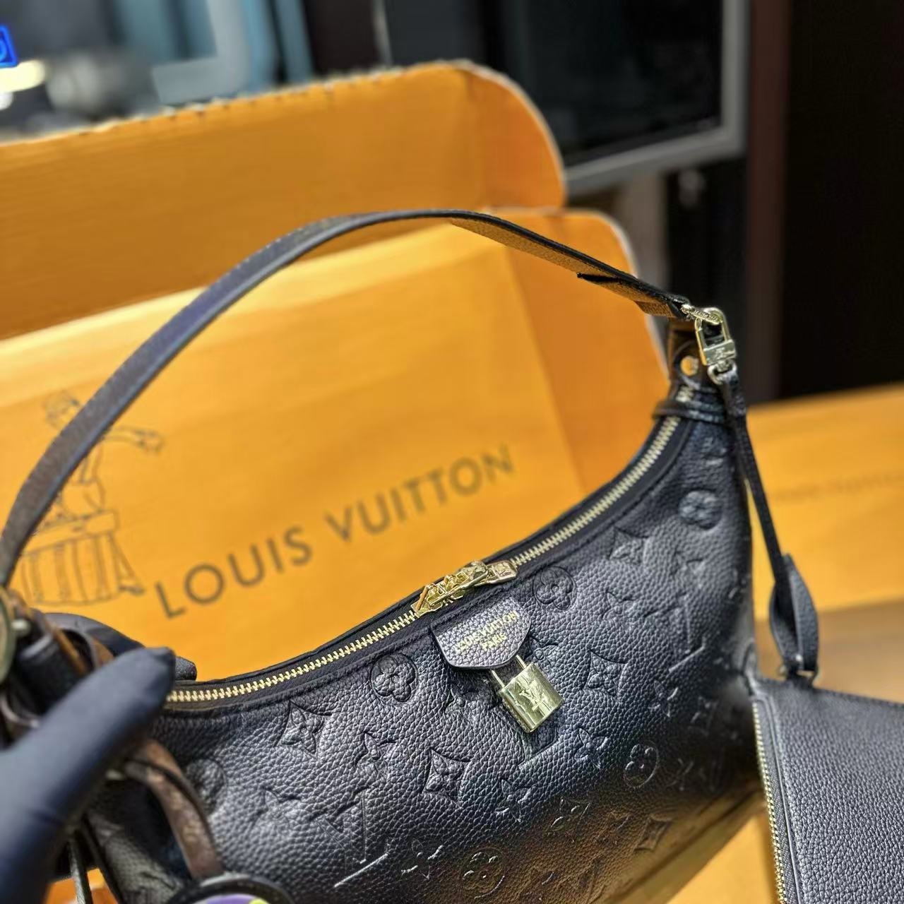 LVエンボス加工のアンダーアームバッグ【 50％割引+送料無料】