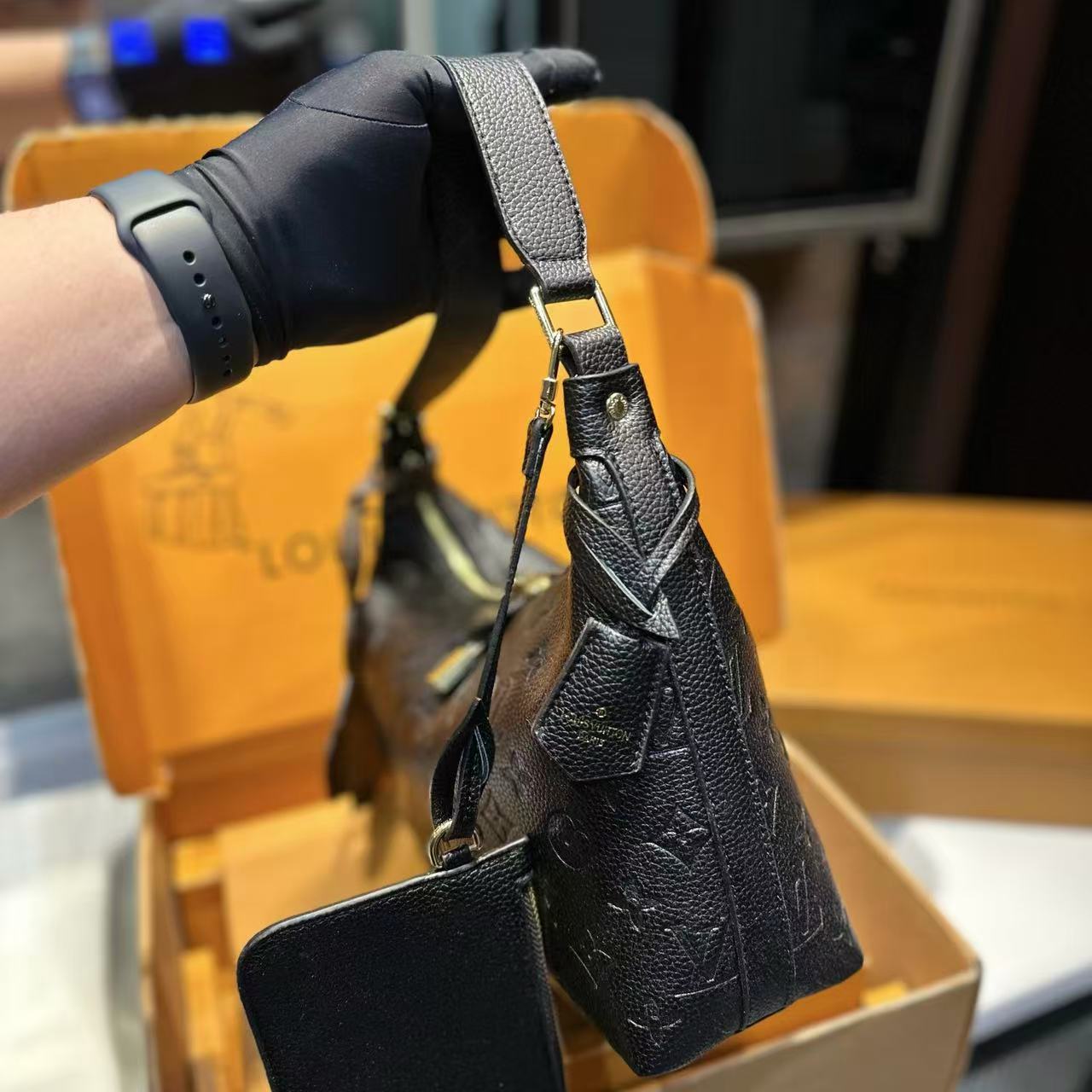 LVエンボス加工のアンダーアームバッグ【 50％割引+送料無料】