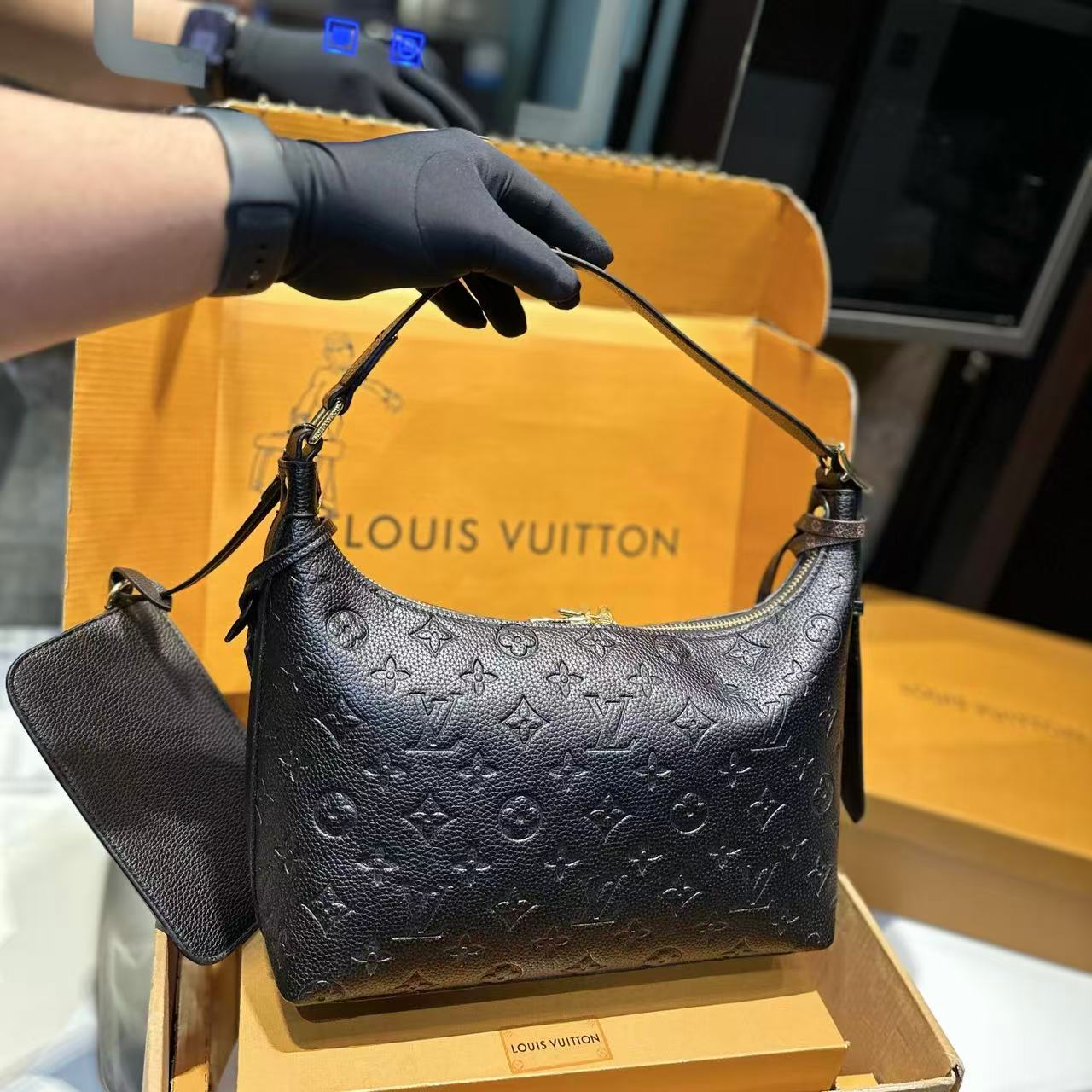 LVエンボス加工のアンダーアームバッグ【 50％割引+送料無料】