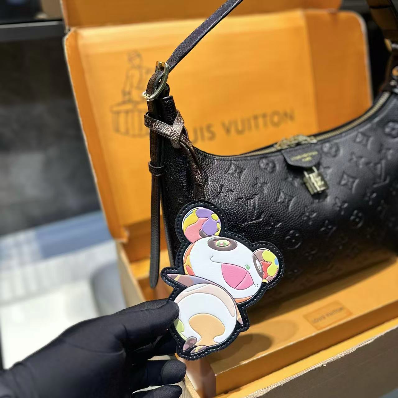 LVエンボス加工のアンダーアームバッグ【 50％割引+送料無料】