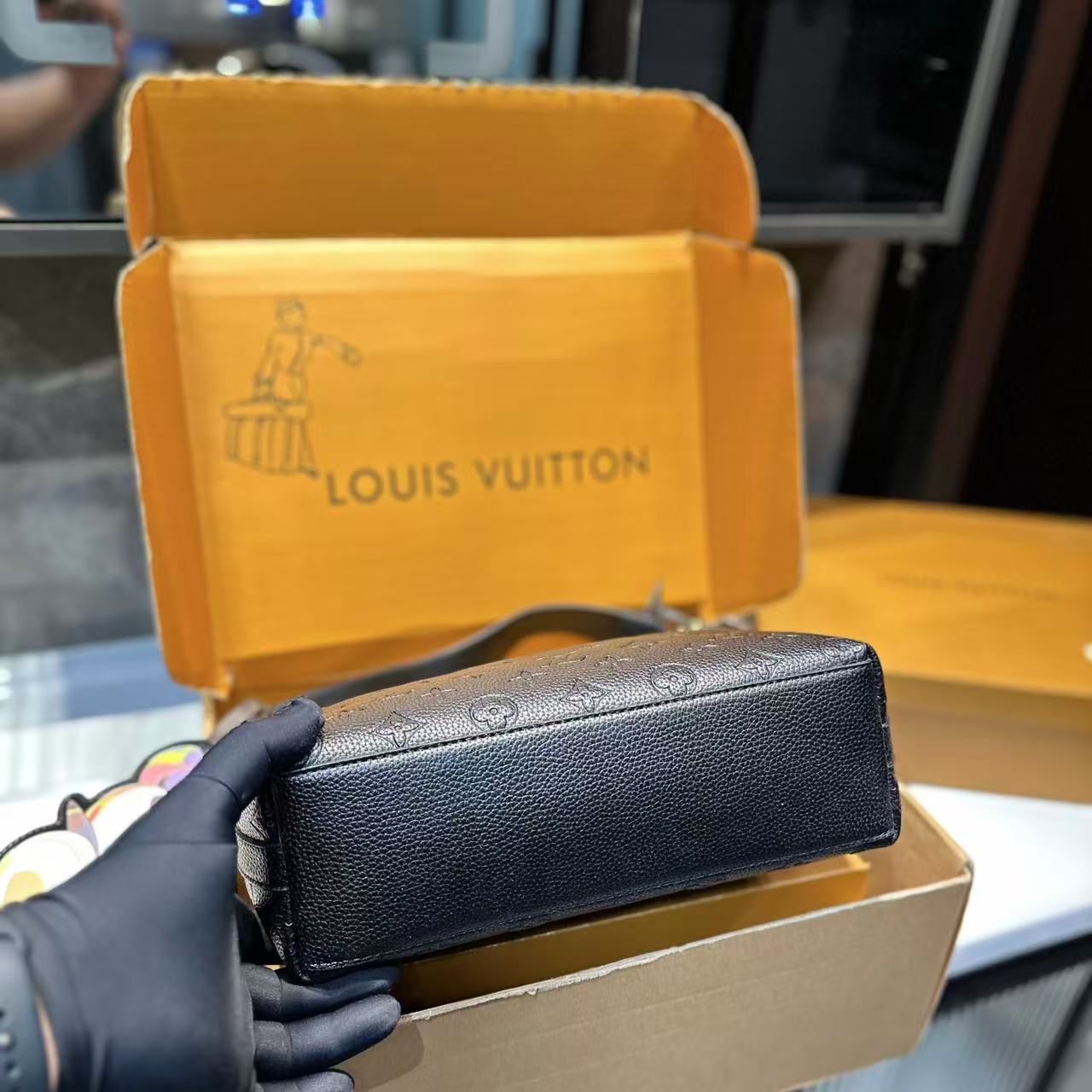 LVエンボス加工のアンダーアームバッグ【 50％割引+送料無料】