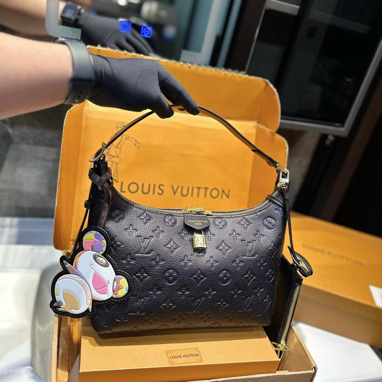 LVエンボス加工のアンダーアームバッグ【 50％割引+送料無料】