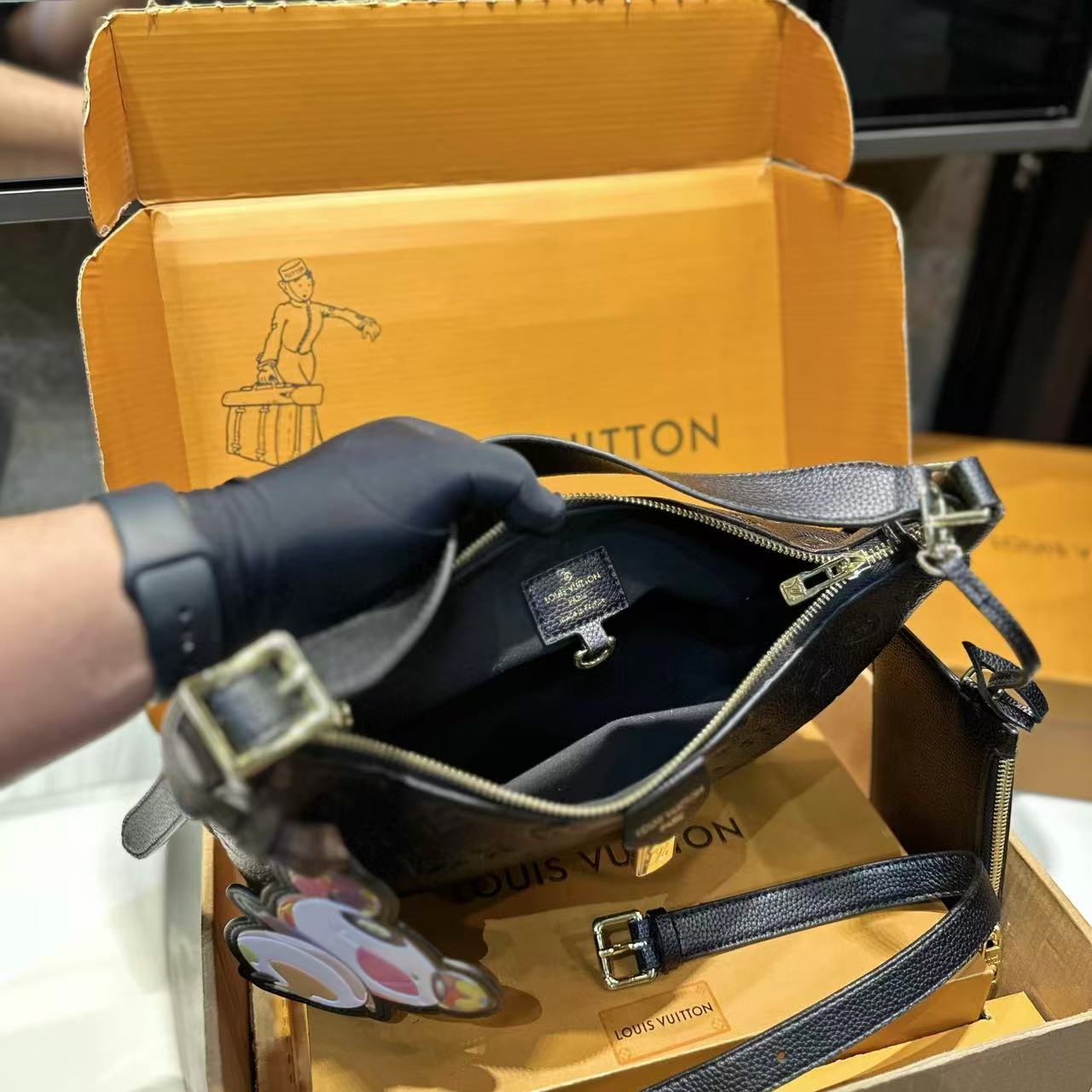 LVエンボス加工のアンダーアームバッグ【 50％割引+送料無料】