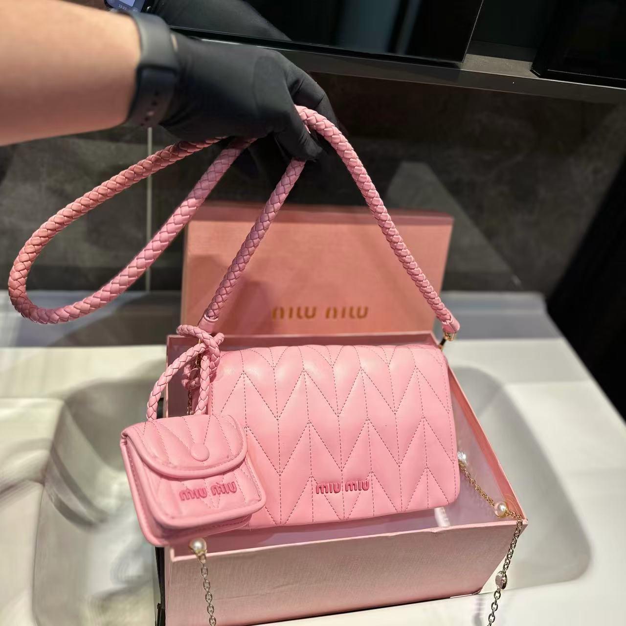 M1UM1U パールチェーン クロスボディバッグ【 50％割引+送料無料】