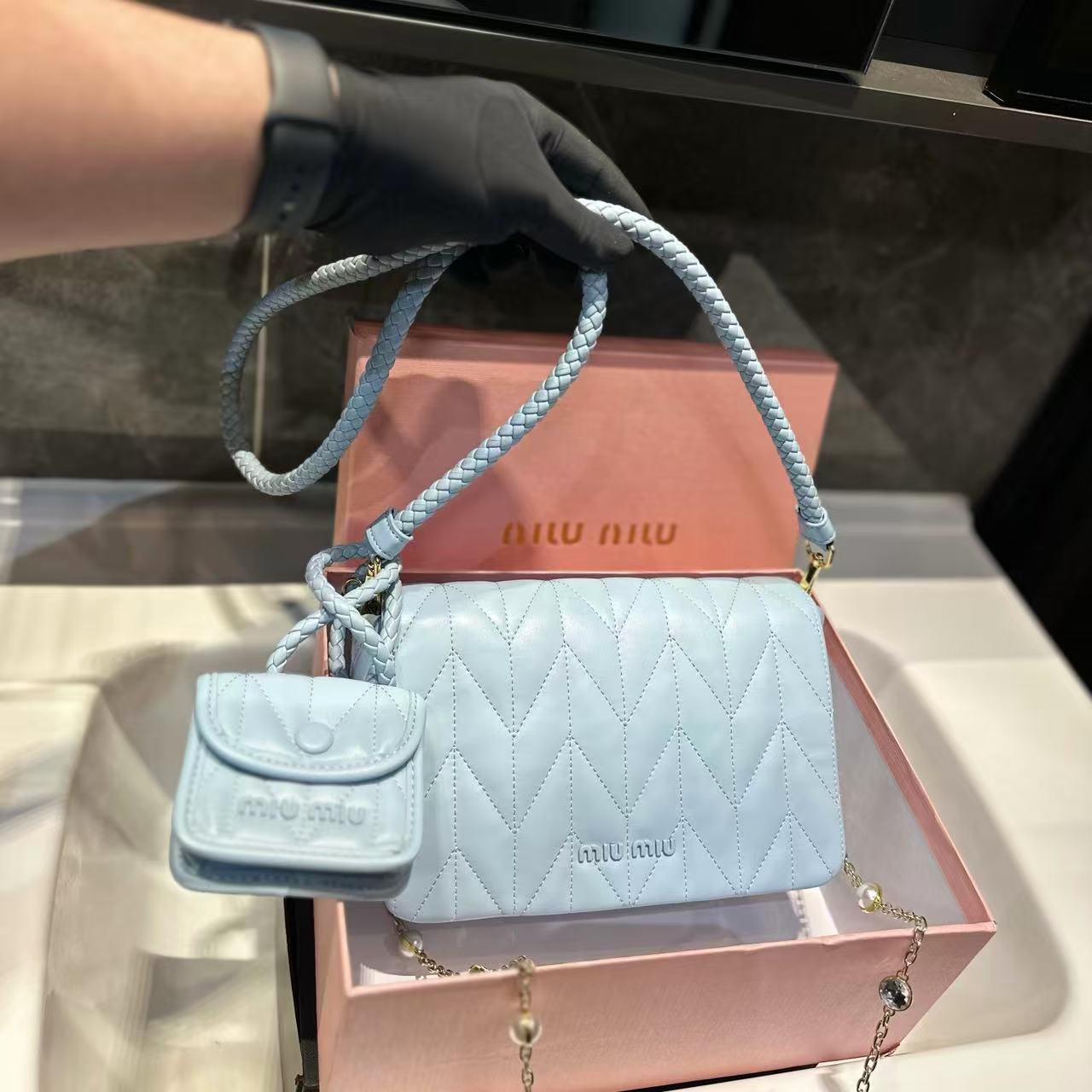 M1UM1U パールチェーン クロスボディバッグ【 50％割引+送料無料】