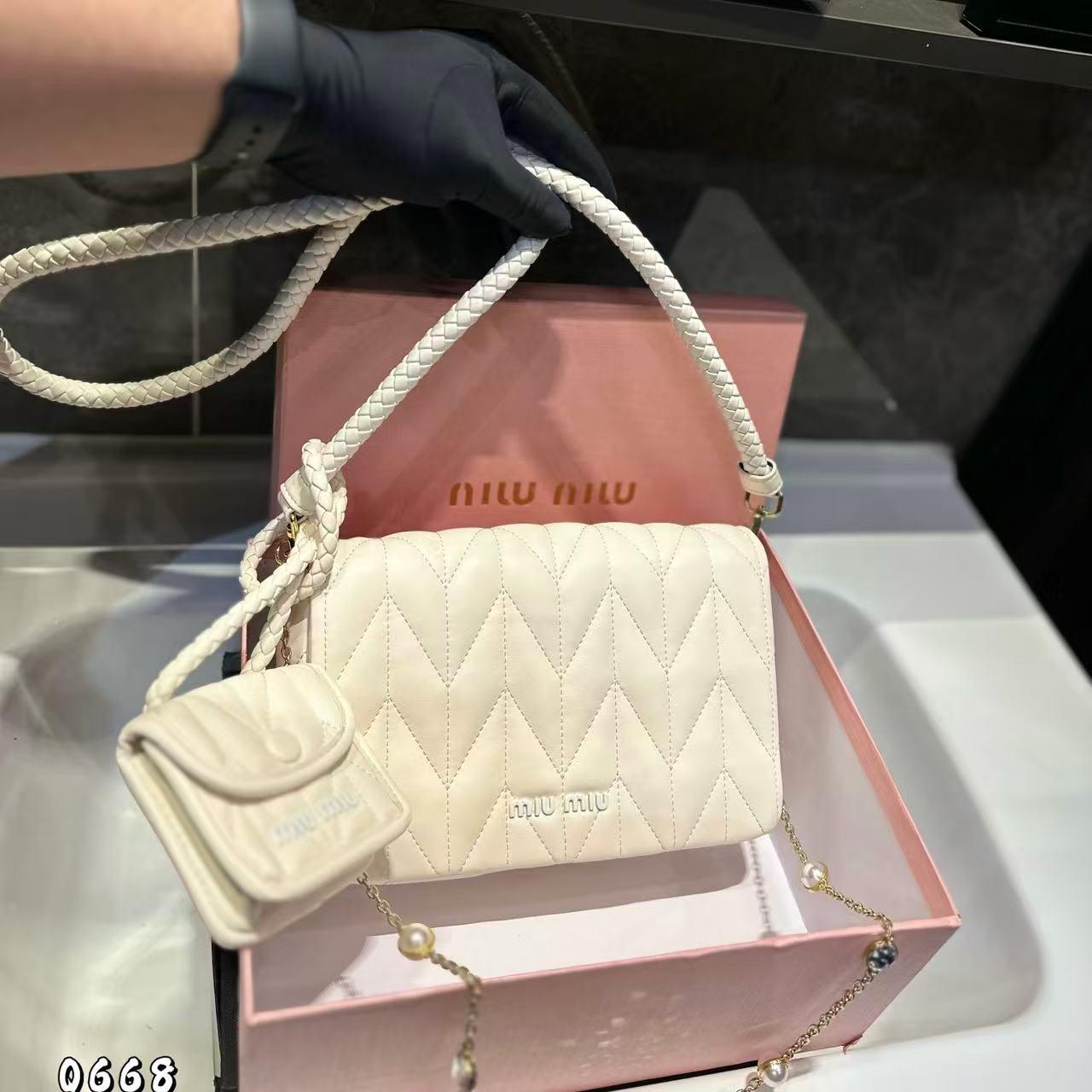 M1UM1U パールチェーン クロスボディバッグ【 50％割引+送料無料】