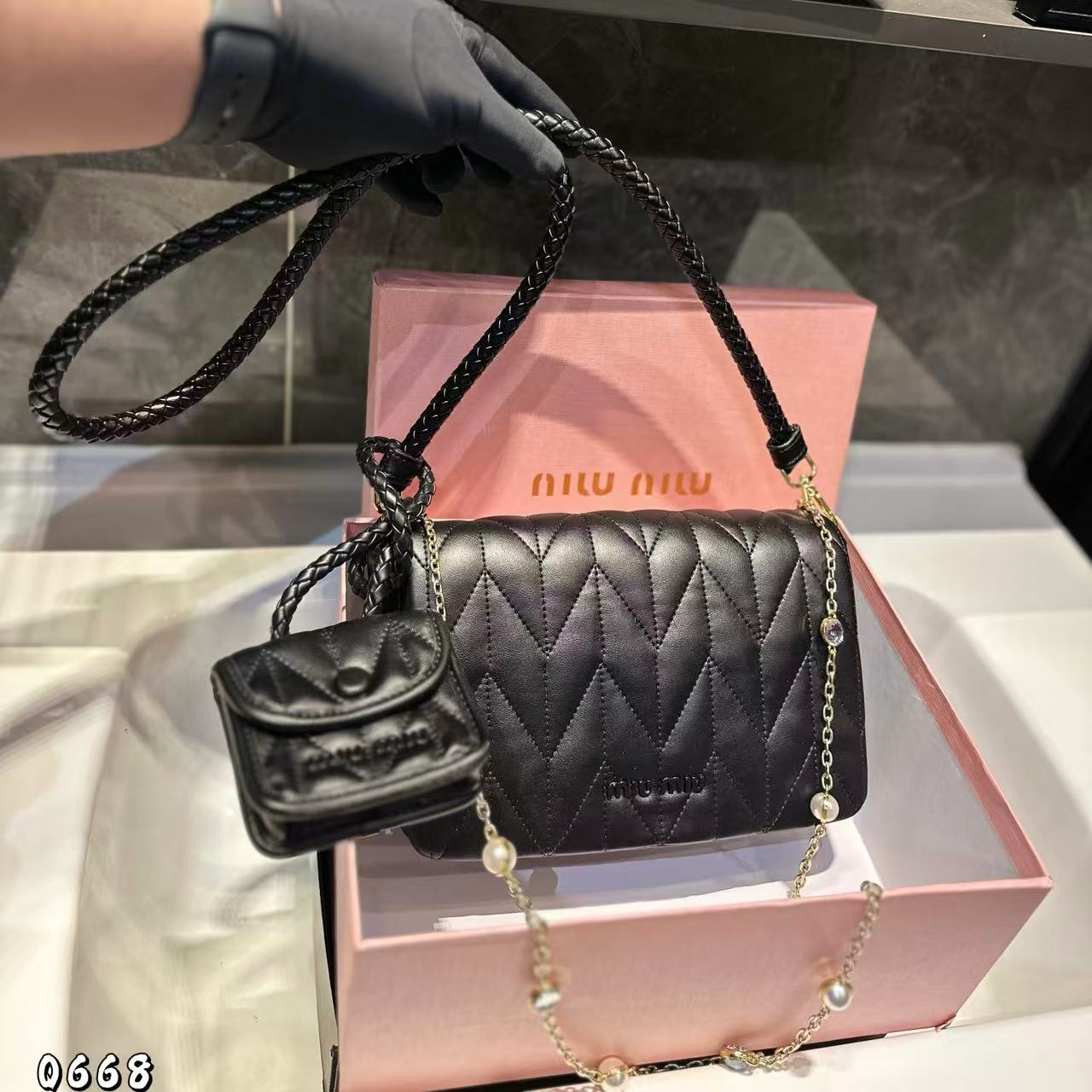 M1UM1U パールチェーン クロスボディバッグ【 50％割引+送料無料】