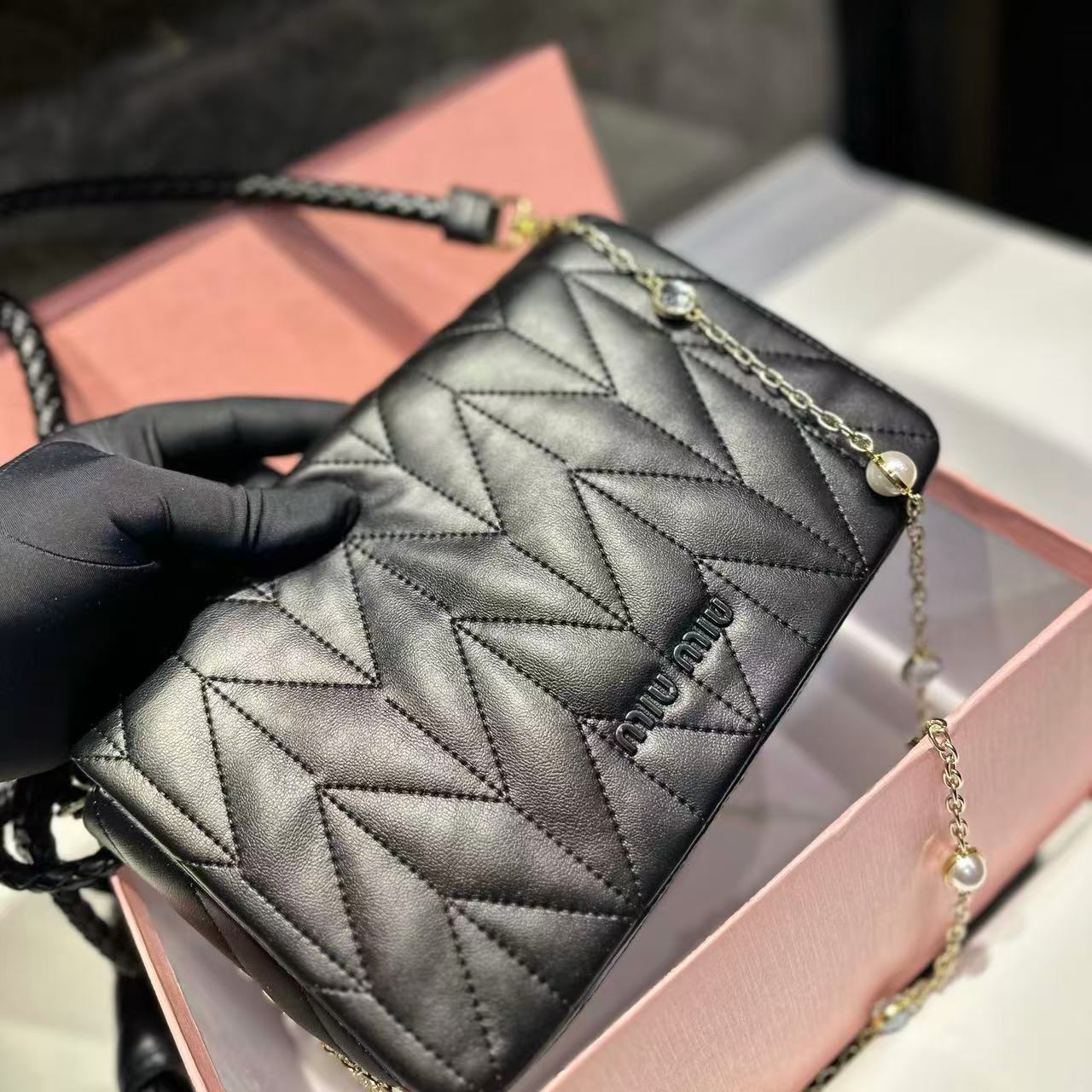 M1UM1U パールチェーン クロスボディバッグ【 50％割引+送料無料】