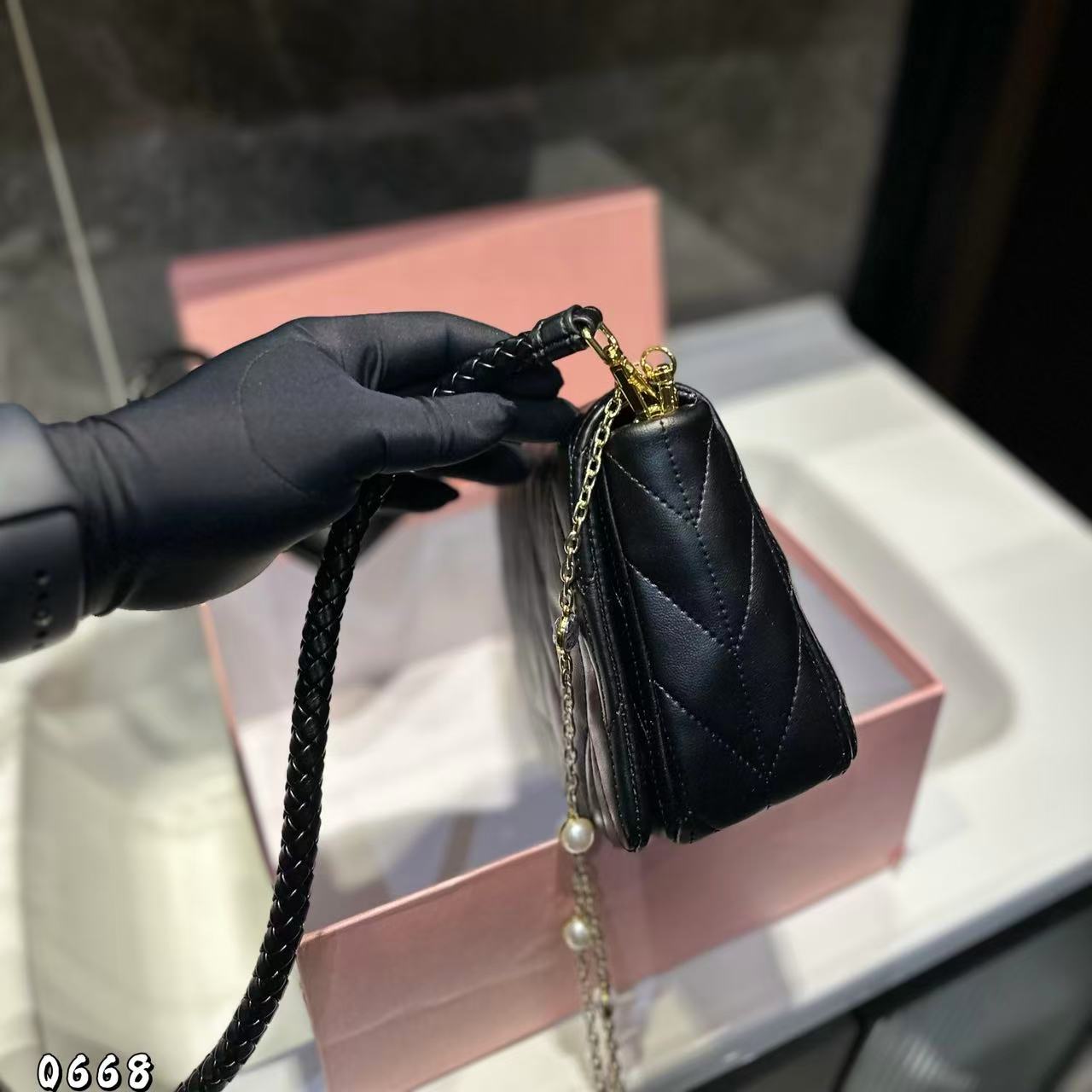 M1UM1U パールチェーン クロスボディバッグ【 50％割引+送料無料】