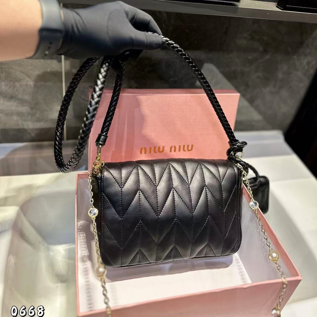 M1UM1U パールチェーン クロスボディバッグ【 50％割引+送料無料】