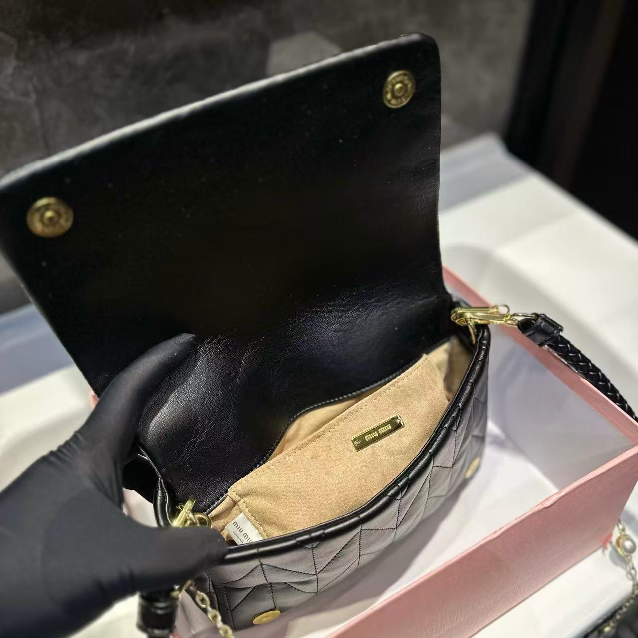 M1UM1U パールチェーン クロスボディバッグ【 50％割引+送料無料】