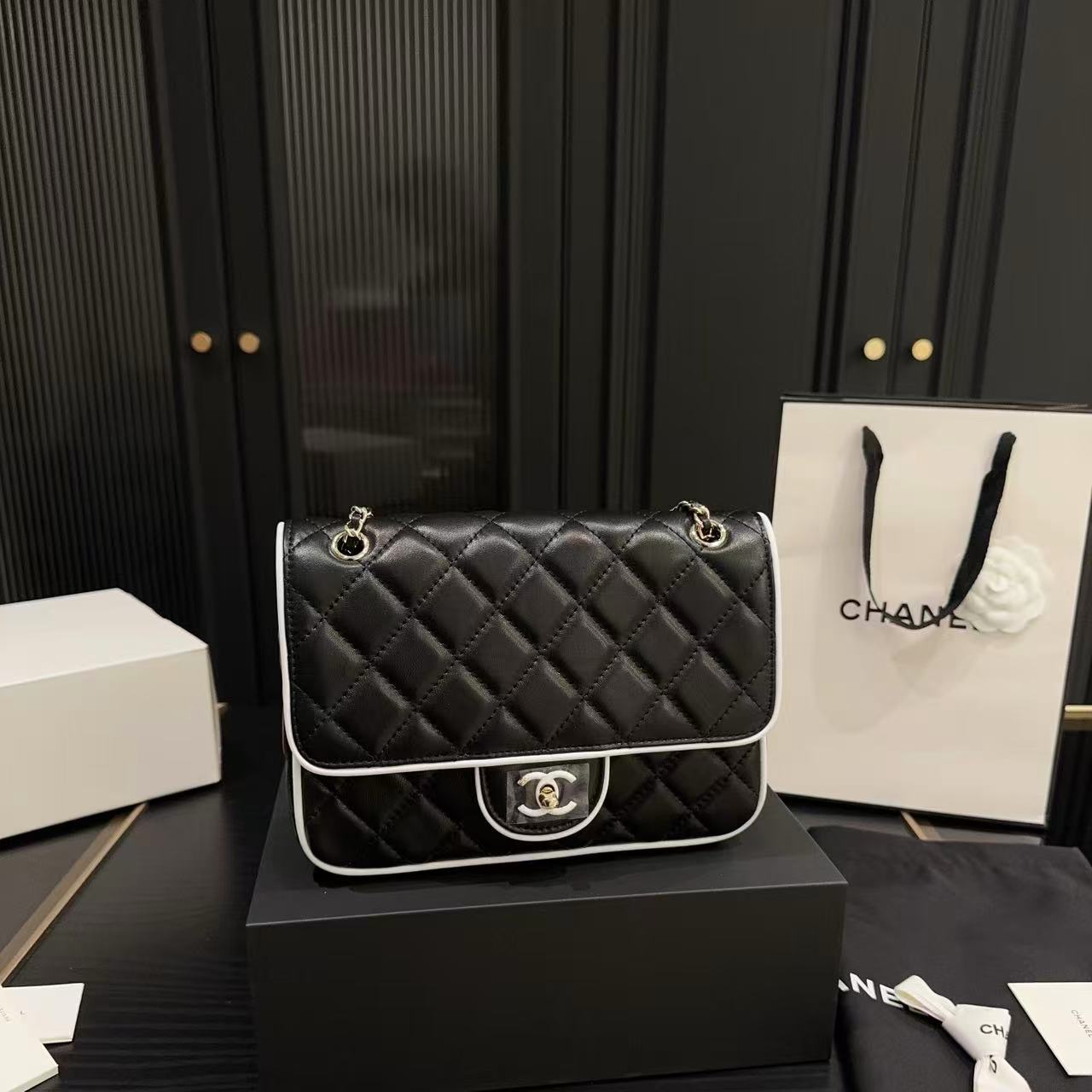 CHANE1CF チェーンフラップバッグ【 50％割引+送料無料】