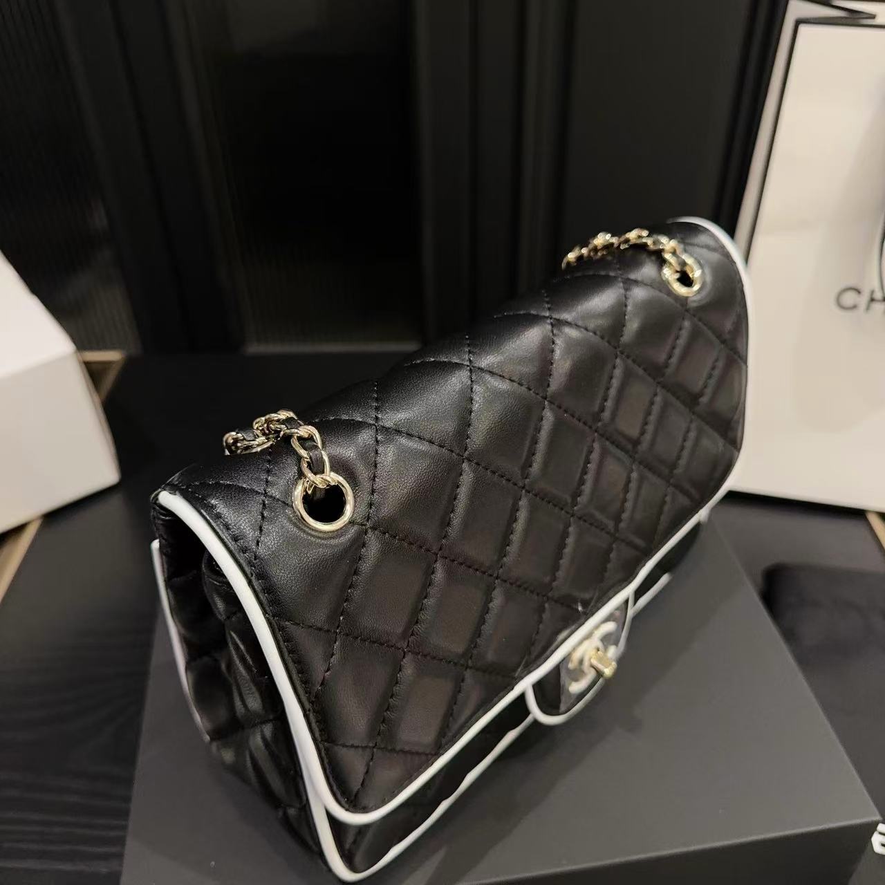 CHANE1CF チェーンフラップバッグ【 50％割引+送料無料】