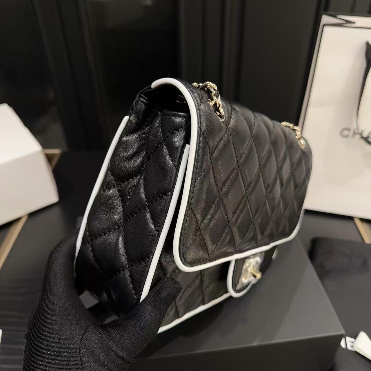 CHANE1CF チェーンフラップバッグ【 50％割引+送料無料】