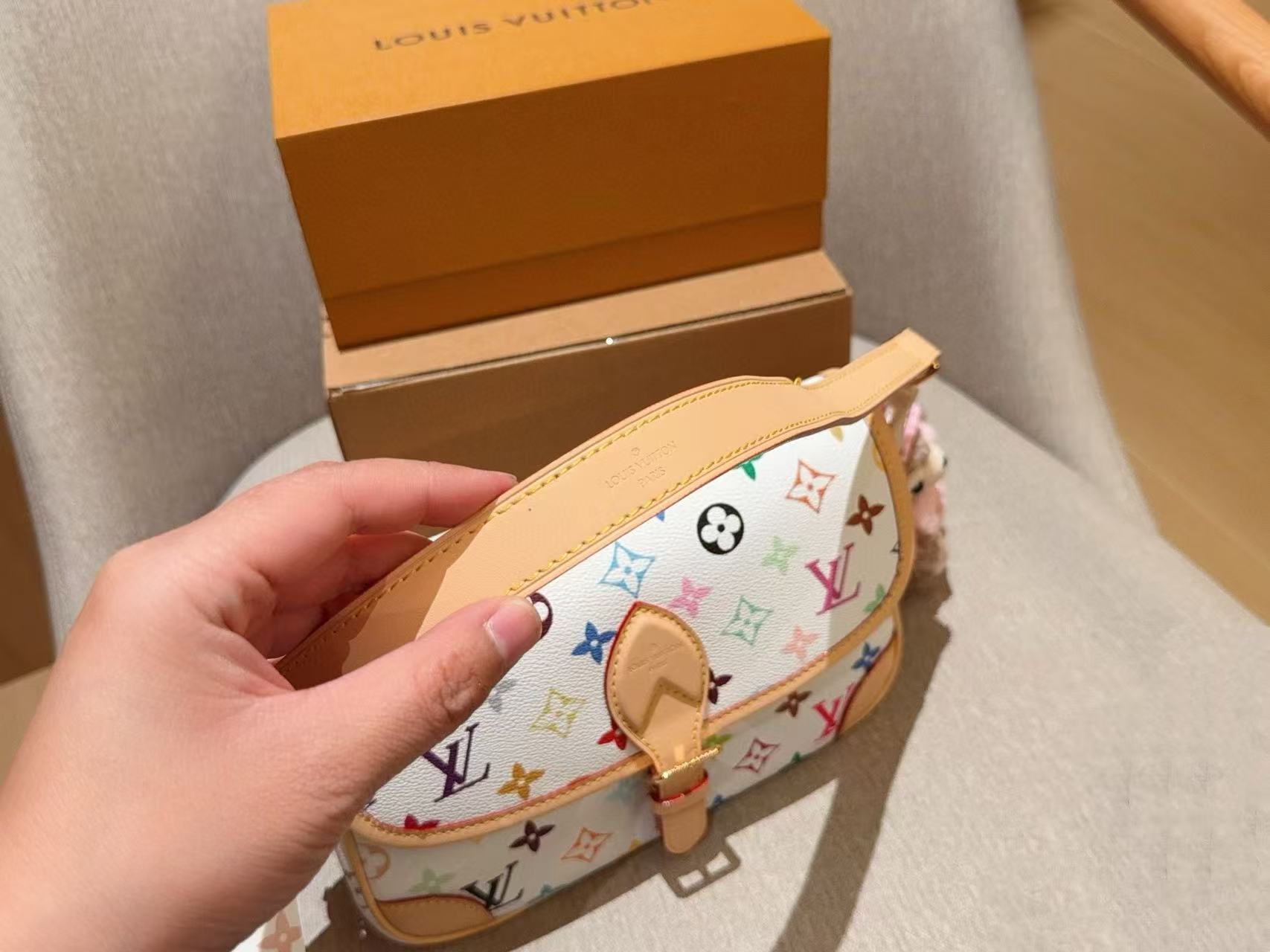 LVシルクスカーフプリントのアンダーアームバッグ【 50％割引+送料無料】