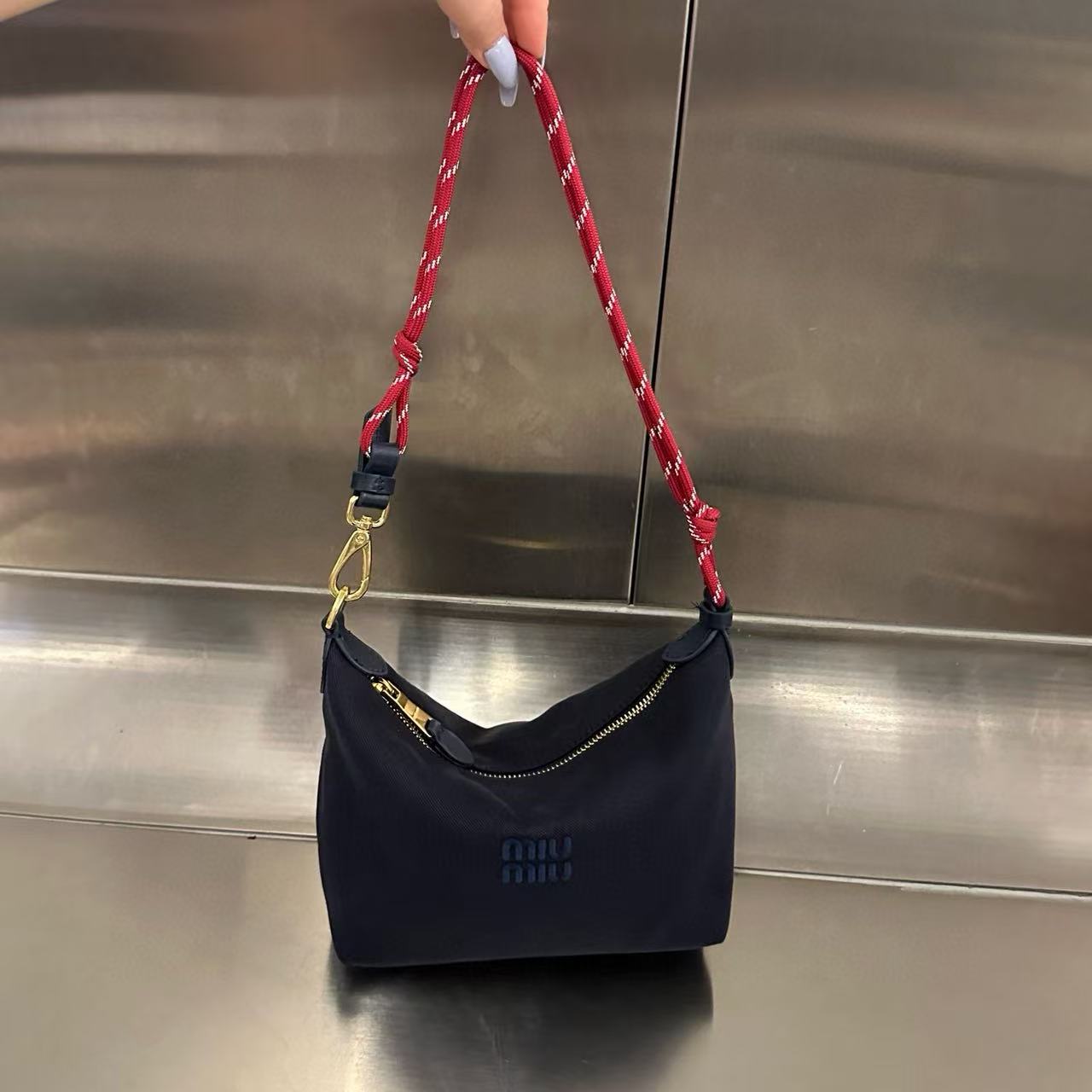 M1UM1U シンプル アンダーアームバッグ【 50％割引+送料無料】