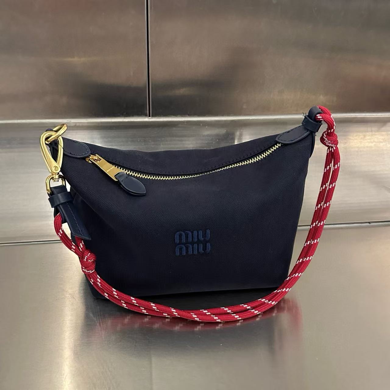 M1UM1U シンプル アンダーアームバッグ【 50％割引+送料無料】