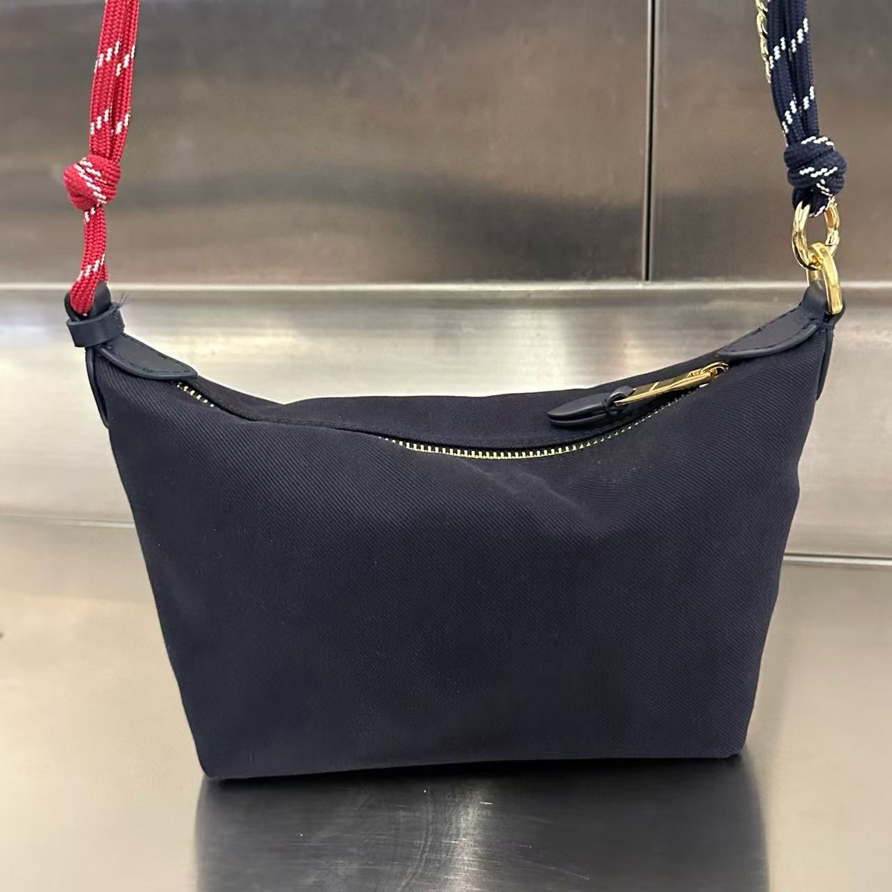 M1UM1U シンプル アンダーアームバッグ【 50％割引+送料無料】