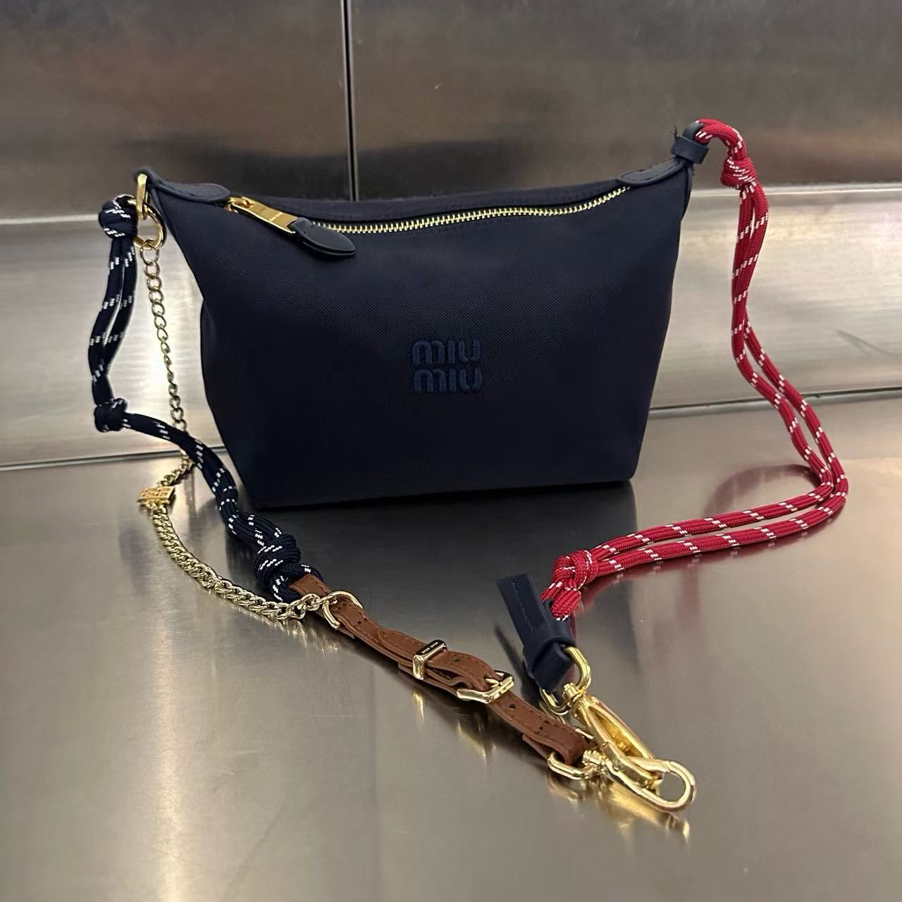 M1UM1U シンプル アンダーアームバッグ【 50％割引+送料無料】