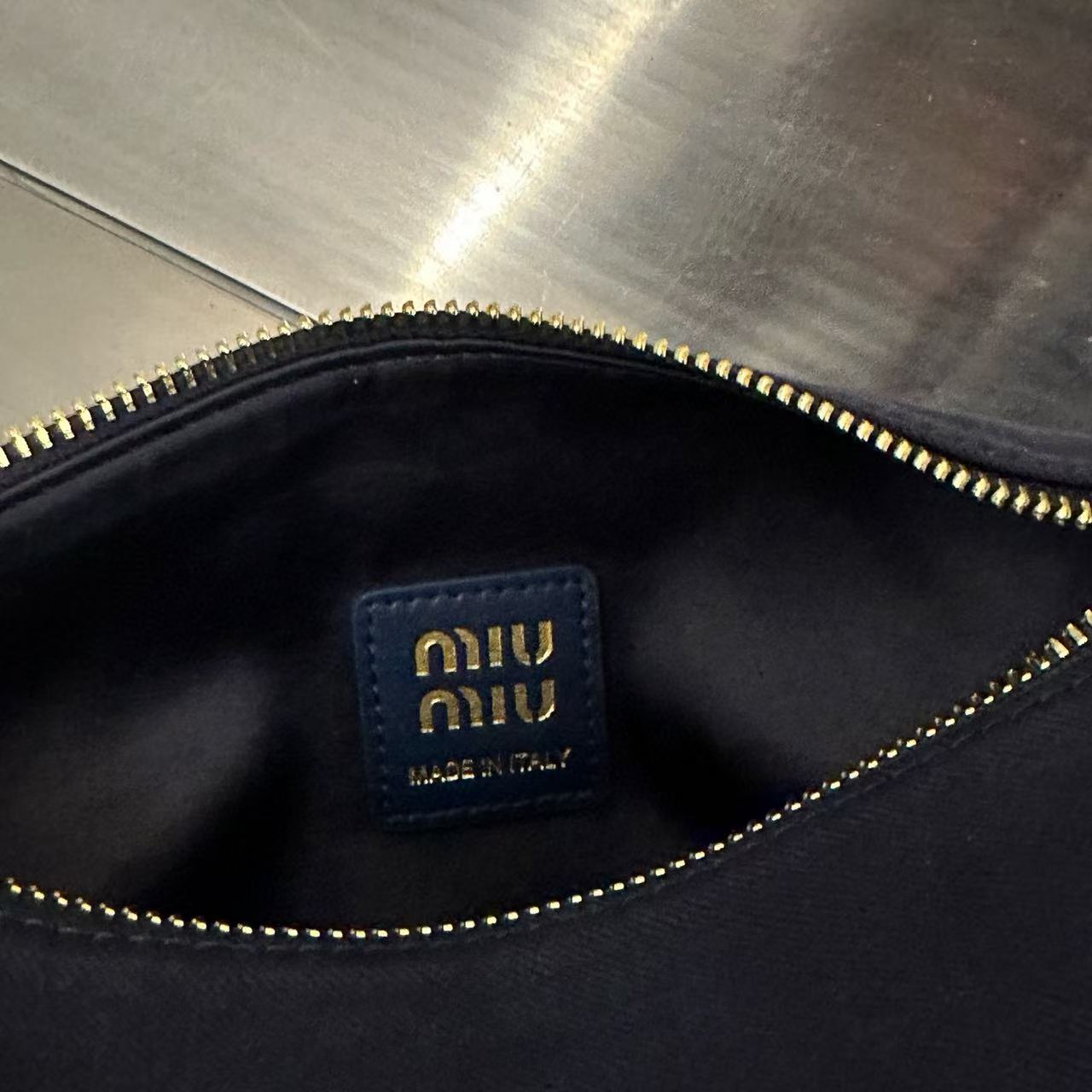 M1UM1U シンプル アンダーアームバッグ【 50％割引+送料無料】