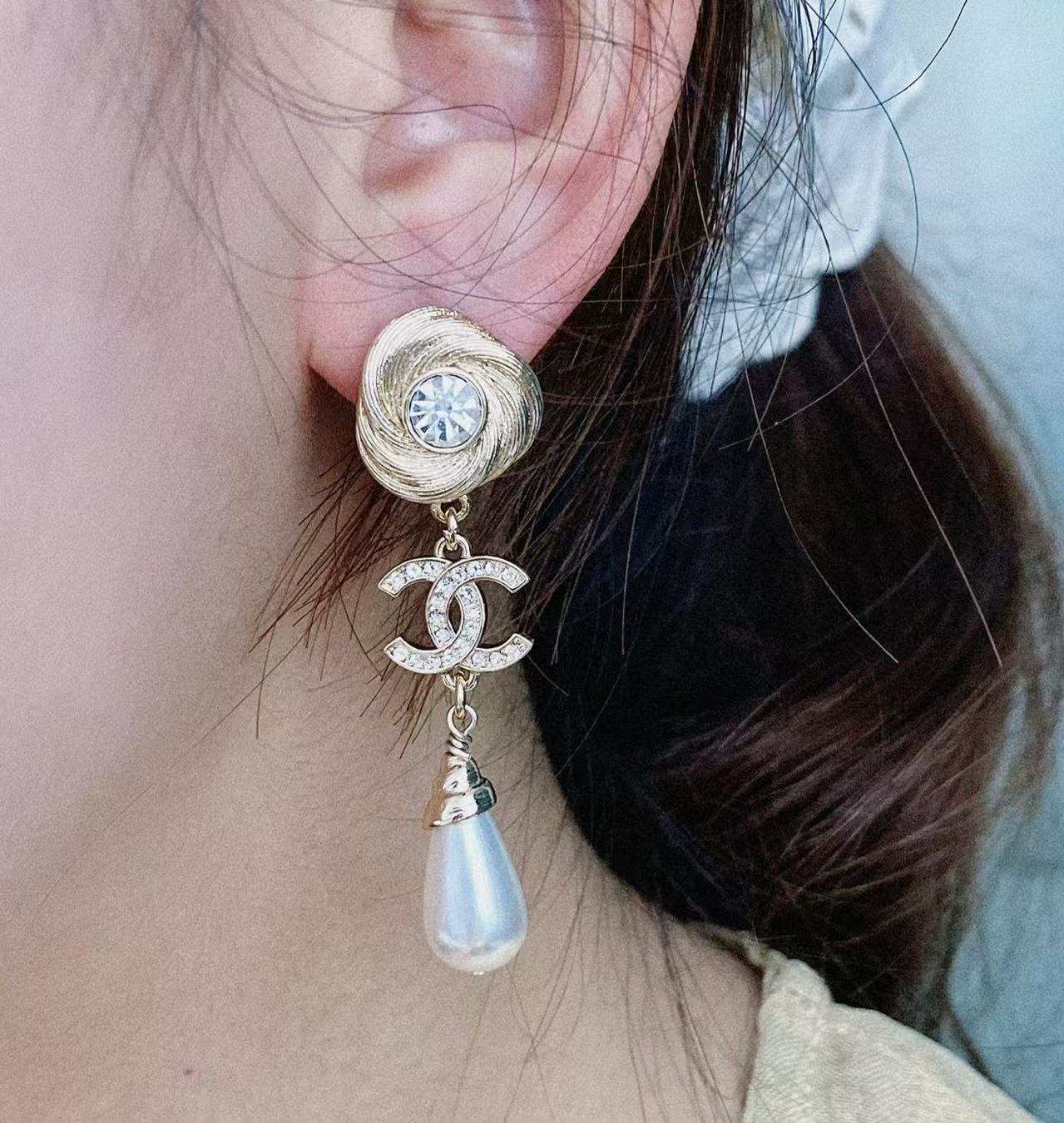 CHANE1 回転ネジ文字フルダイヤモンドピアス【 50％割引+送料無料】