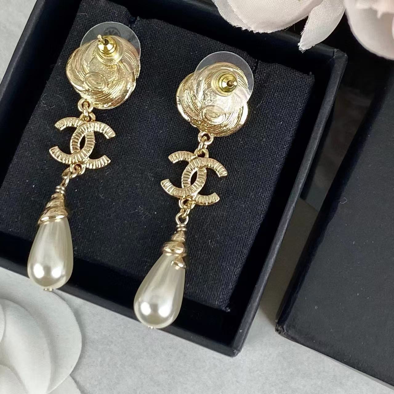 CHANE1 回転ネジ文字フルダイヤモンドピアス【 50％割引+送料無料】