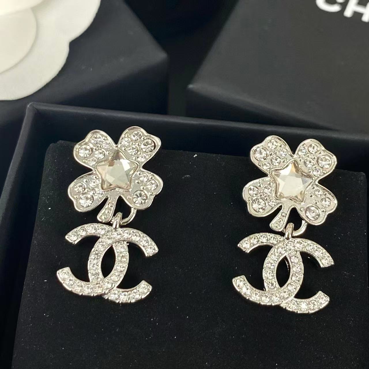 CHANE1 四つ葉のクローバー ダブルC ダイヤモンド スタッド ピアス【 50％割引+送料無料】