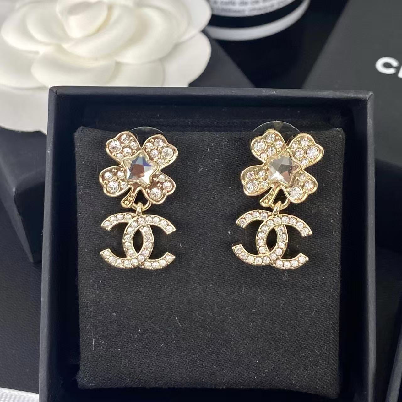 CHANE1 四つ葉のクローバー ダブルC ダイヤモンド スタッド ピアス【 50％割引+送料無料】