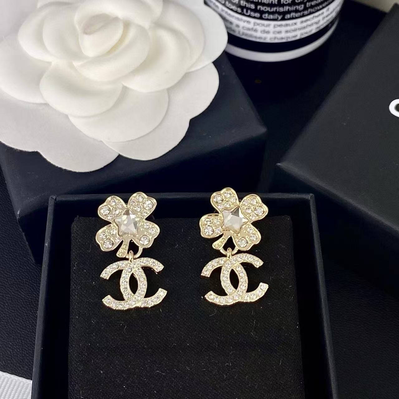 CHANE1 四つ葉のクローバー ダブルC ダイヤモンド スタッド ピアス【 50％割引+送料無料】