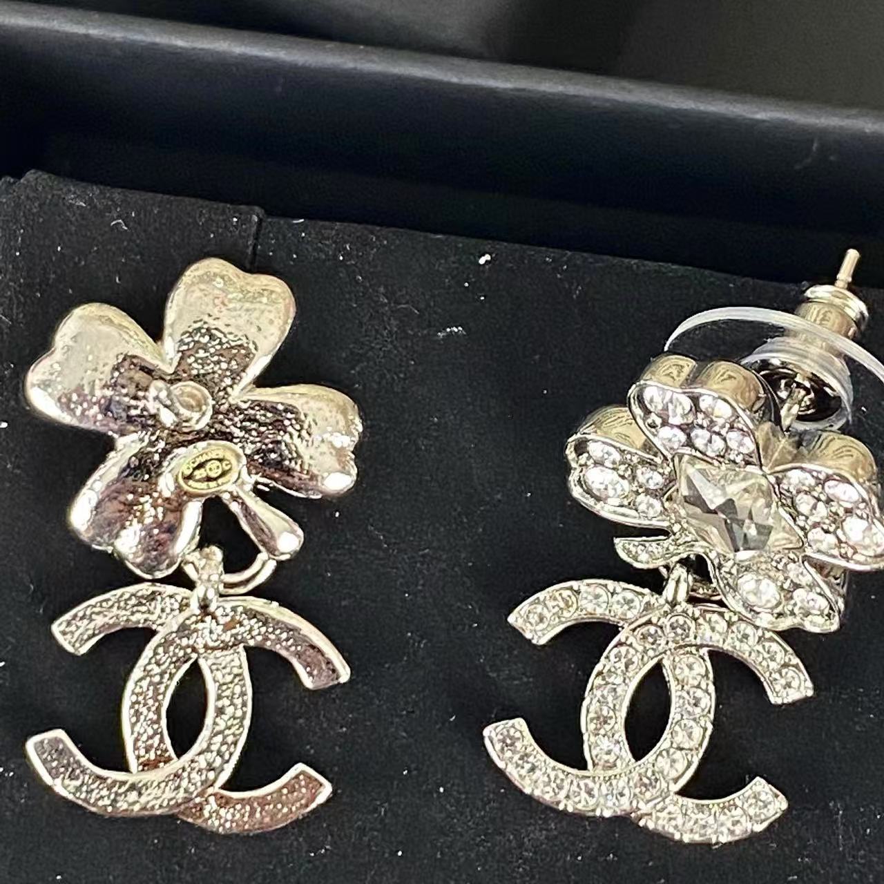 CHANE1 四つ葉のクローバー ダブルC ダイヤモンド スタッド ピアス【 50％割引+送料無料】