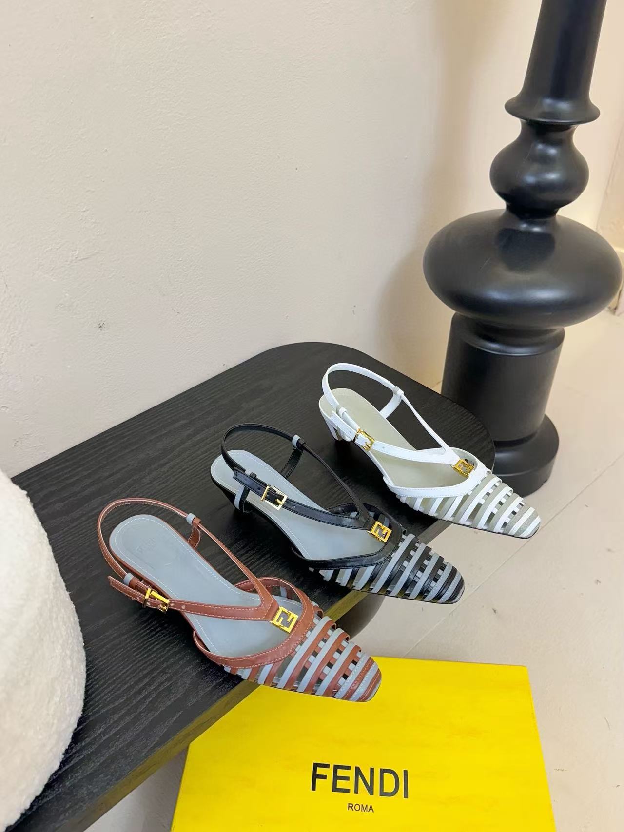 FEND1 高品質レザーサンダル【50％割引+送料無料】