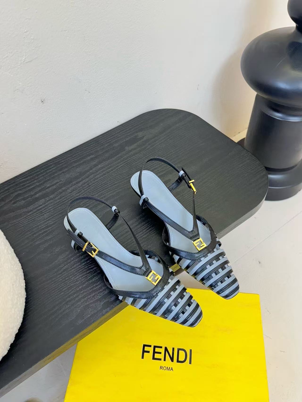 FEND1 高品質レザーサンダル【50％割引+送料無料】