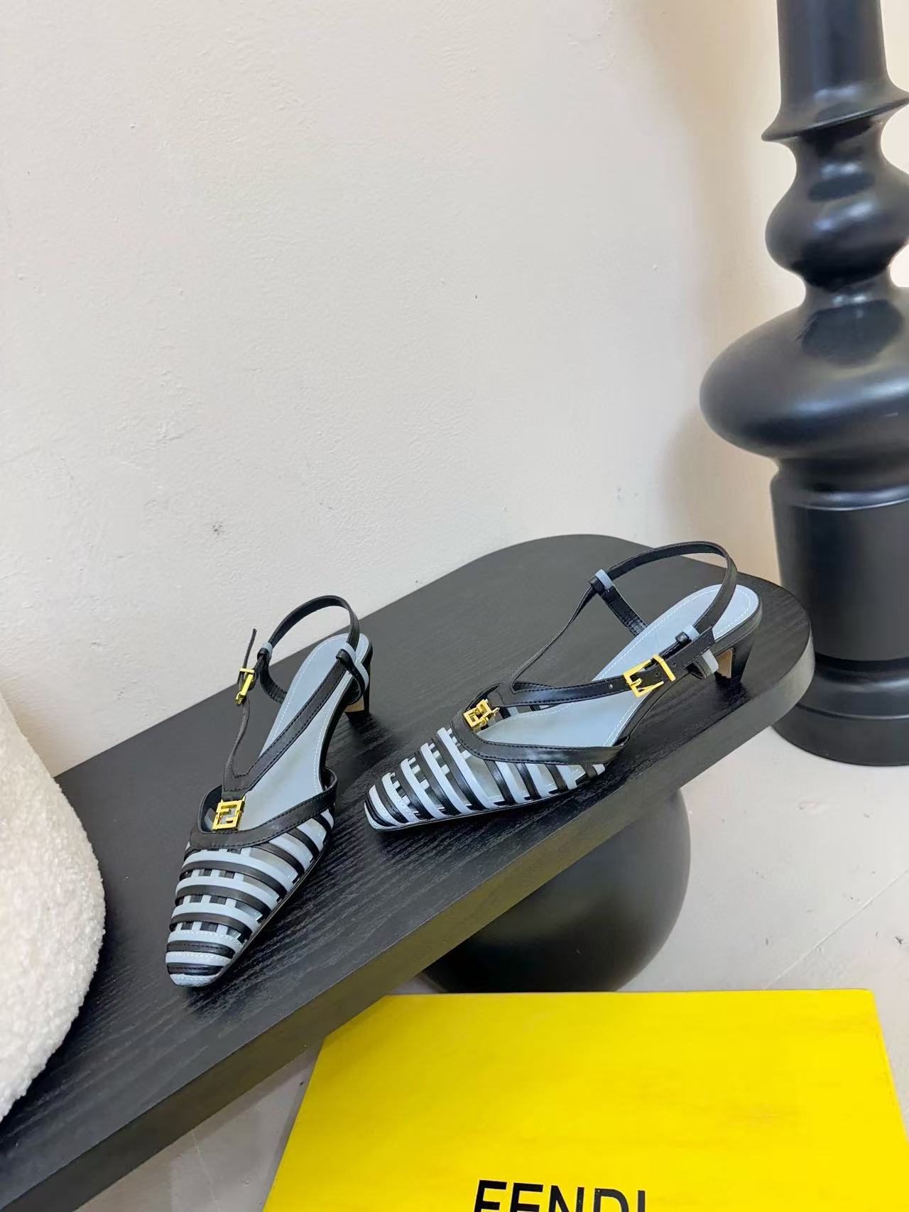 FEND1 高品質レザーサンダル【50％割引+送料無料】