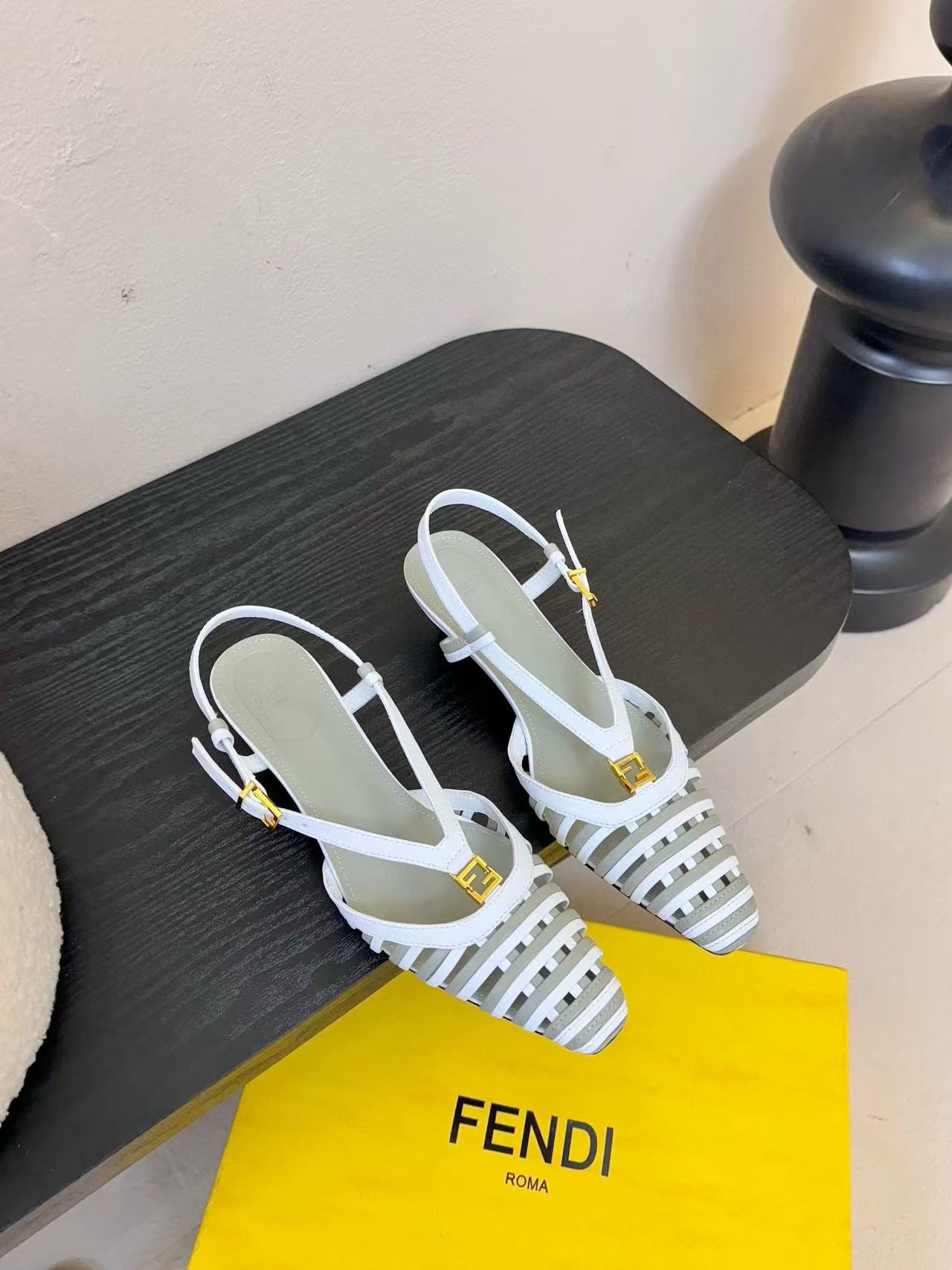 FEND1 高品質レザーサンダル【50％割引+送料無料】